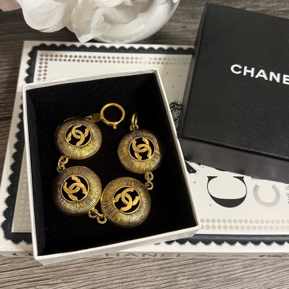CHANEL Vintage Gold CC Logo Medallion Bracelet - Picture 1 of 8